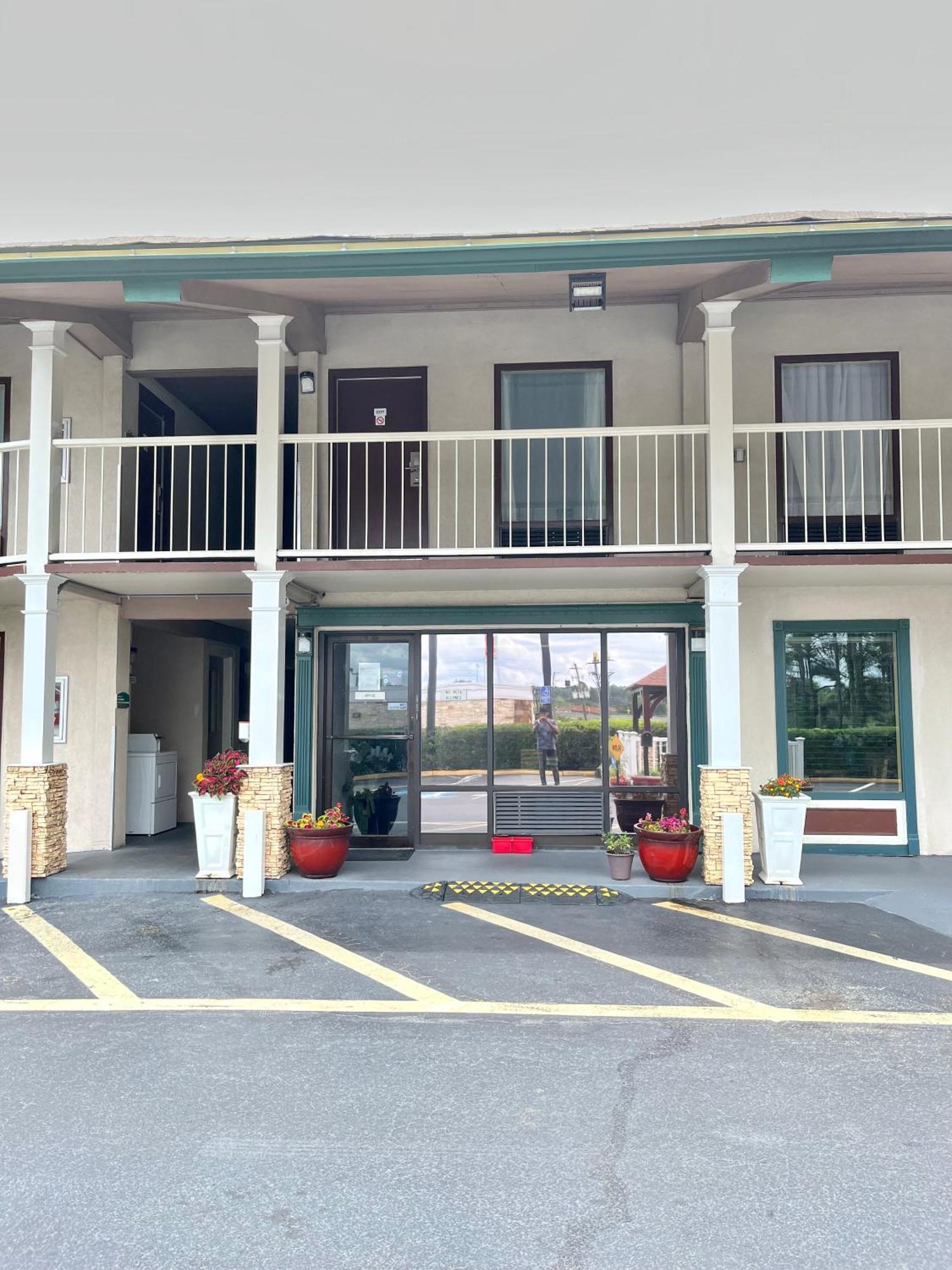 West Bank Inn Augusta Exteriör bild